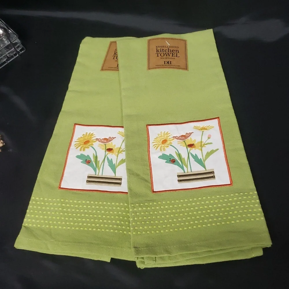 Design Imports NWT Kitchen Towel S/2 with Embroidered Flowers Design